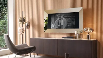 Specchio da parete in vetro semiriflettente con alloggio per televisore Mirror TV di Riflessi