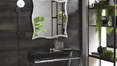 Specchio con cornice perimetrale effetto sabbiato dall’aspetto sinuoso e fiabesco Moving di Riflessi