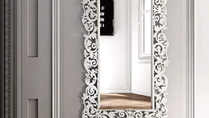 Specchio Romantico con cornice floreale in metallo di Riflessi