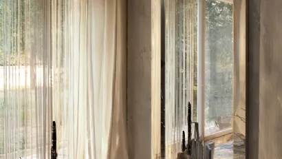 Specchio da parete con cornice in acciaio inox lucidato effetto riflettente Titanio di Riflessi