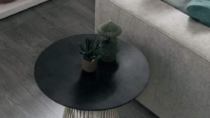 Tavolino Brigitte con struttura in metallo e top in materico rovere carbone di Tomasella
