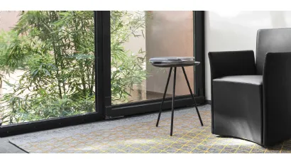 Tavolino sagomato con top in legno e gambe in metallo Tweet 01 di Calligaris