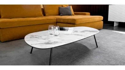 Tavolino sagomato con piano in ceramica effetto marmo Tweet 02 di Calligaris