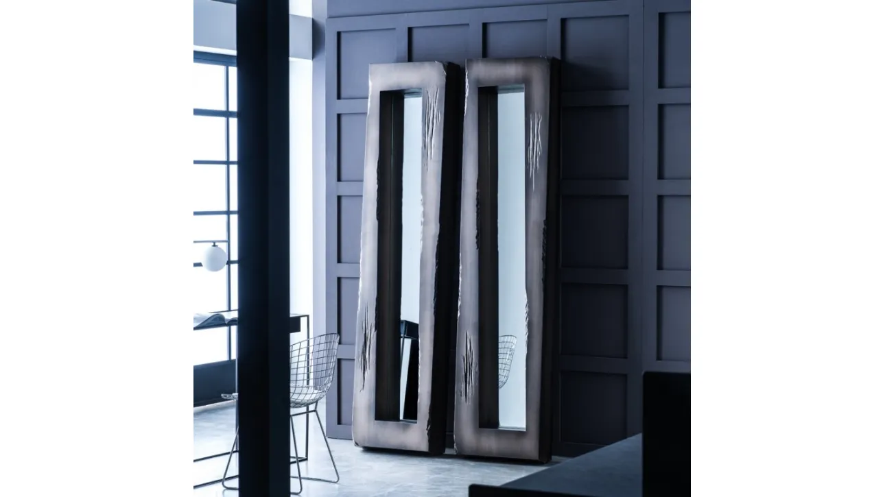 Specchiera Valentino con specchio inclinato e cornice in laccato finitura silverblack di Adriani e Rossi