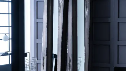 Specchiera Valentino con specchio inclinato e cornice in laccato finitura silverblack di Adriani e Rossi