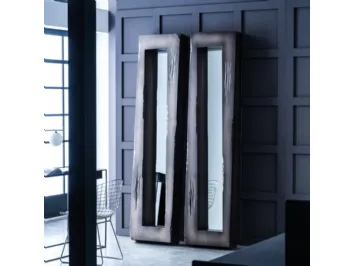 Specchiera Valentino con specchio inclinato e cornice in laccato finitura silverblack di Adriani e Rossi
