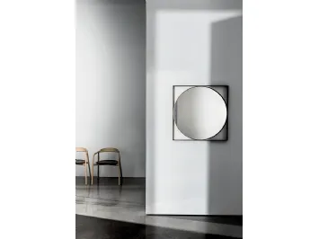 Specchio Visual Geometric con sedie sullo sfondo