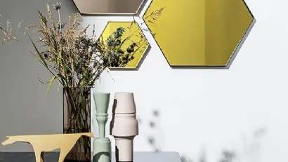 Specchio Visual Hexagonal tre elementi con tavolino e fiori