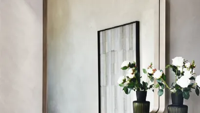 Specchio Wish S  da parete in cristallo specchiato con cornice in acciaio verniciato goffrato di Cattelan Italia