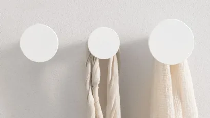 Appendiabiti dal design minimale in laccato bianco Wall-Up di Caos Creativo by Rossi&Co