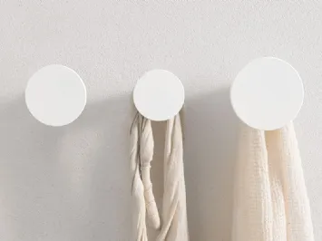 Appendiabiti dal design minimale in laccato bianco Wall-Up di Caos Creativo by Rossi&Co