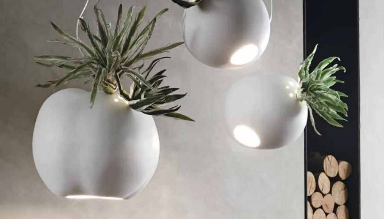 Lampada a sospensione in ceramica con inserti di verde artificiale Erbaria di Adriani e Rossi