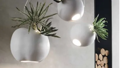 Lampada a sospensione in ceramica con inserti di verde artificiale Erbaria di Adriani e Rossi