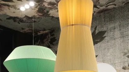 Lampada a sospensione in tessuto plissettato Ballet di Adriani e Rossi