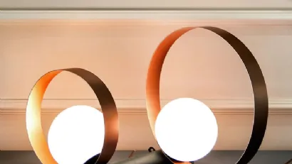 Lampada Bubble Duo da Tavolo formata da due anelli metallici di diversa dimensione e da due bulbi in vetro bianco satinato di Riflessi