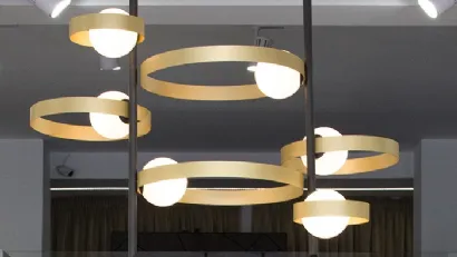 Lampada a sospensione Bubble S formata da tre anelli in metallo verniciato in tre diverse dimensioni e da tre bulbi in vetro bianco satinato di Riflessi