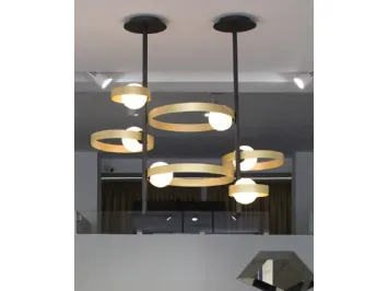 Lampada a sospensione Bubble S formata da tre anelli in metallo verniciato in tre diverse dimensioni e da tre bulbi in vetro bianco satinato di Riflessi