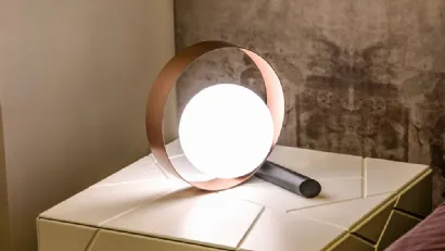 Lampada Bubble da Tavolo da un anello metallico verniciato e da un bulbo in vetro bianco satinato di Riflessi
