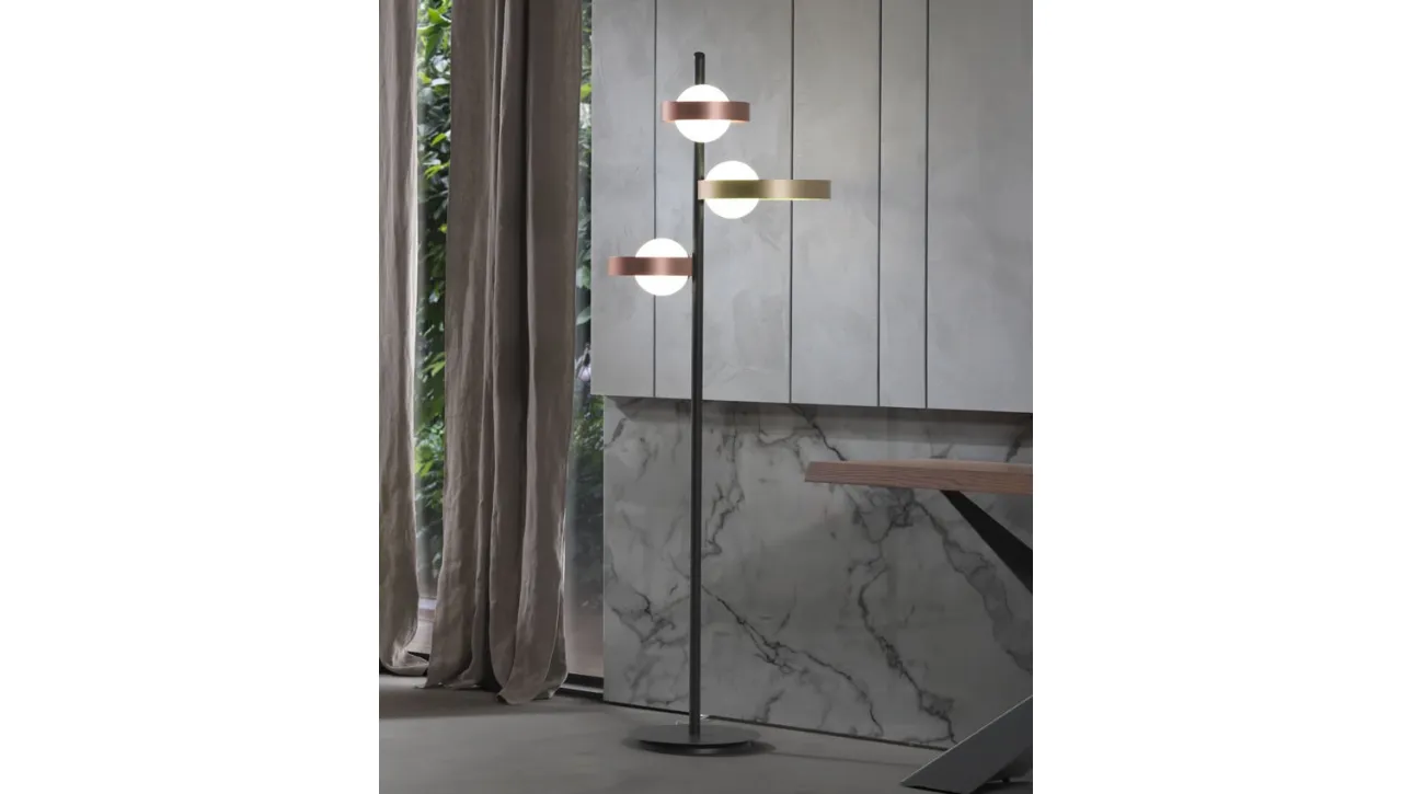 Lampada Bubble da Terra formata da tre anelli in metallo verniciato e tre bulbi in vetro bianco satinato di Riflessi