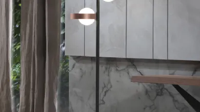 Lampada Bubble da Terra formata da tre anelli in metallo verniciato e tre bulbi in vetro bianco satinato di Riflessi