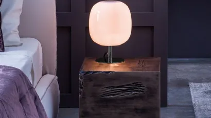 Lampada da tavolo con base in metallo e paralume in vetro rosa Caminia di Adriani e Rossi