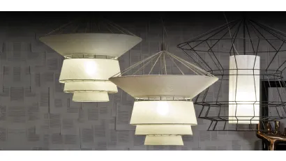 Lampada a sospensione costituita da una griglia tridimensionale in acciaio verniciato parzialmente rivestita in tessuto Bolero di Cattelan Italia