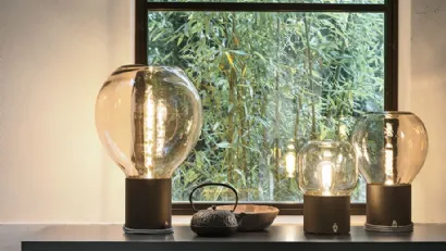 Lampada da tavolo con luce racchiusa in una bolla di vetro e base in metallo Divina di Caos Creativo by Rossi&Co