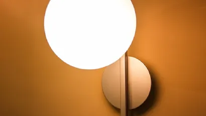 Lampada Dodo Applique in metallo con bulbo in vetro bianco satinato di Riflessi