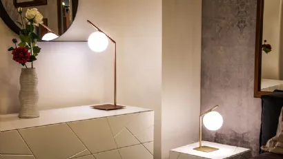 Lampada Dodo da Tavolo in metallo con bulbo in vetro bianco satinato di Riflessi