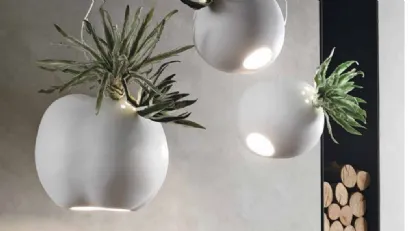 Lampada in ceramica con inserti di verde artificiale Erbaria Adriani e Rossi