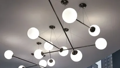Lampada a sospensione Gym in metallo verniciato antracite opaco con sfera coprilampada in vetro di Murano colore tortora di Adriani e Rossi