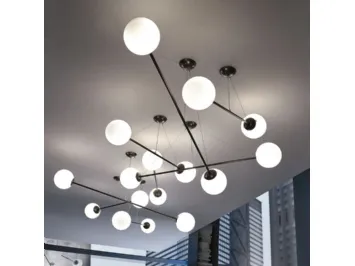 Lampada a sospensione Gym in metallo verniciato antracite opaco con sfera coprilampada in vetro di Murano colore tortora di Adriani e Rossi