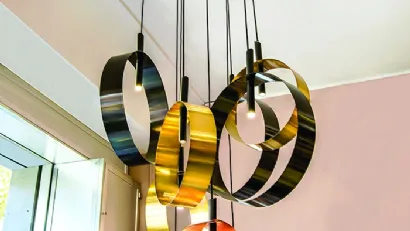 Lampada a sospensione Led Loop S9 formata da nove anelli in metallo in tre diverse dimensionidi Riflessi