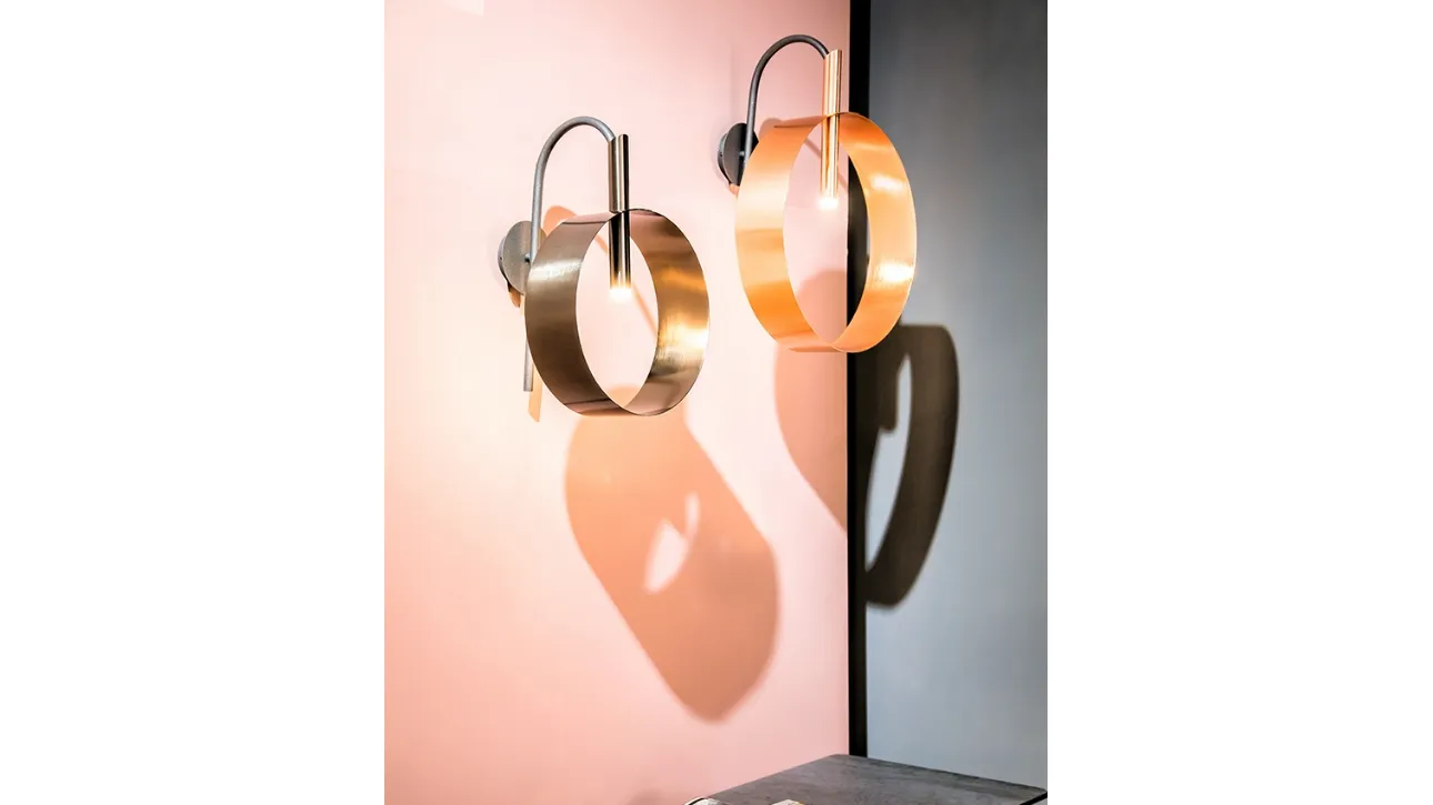 Lampada Led Loop Applique composta da un anello in metallo verniciato con trattamento satinato galvanicodi Riflessi