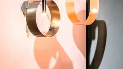 Lampada Led Loop Applique composta da un anello in metallo verniciato con trattamento satinato galvanicodi Riflessi