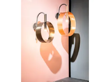 Lampada Led Loop Applique composta da un anello in metallo verniciato con trattamento satinato galvanicodi Riflessi