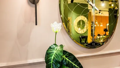 Lampada da parete Meridian Applique in metallo con bulbo in vetro bianco satinato di Riflessi