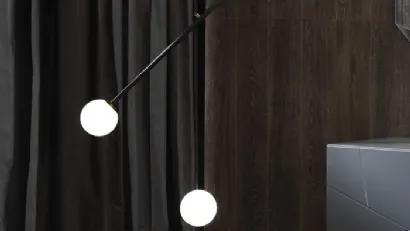Lampada Meridian PT Terra in metallo con tre bulbi in vetro bianco satinato di Riflessi