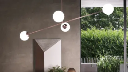 Lampada a sospensione Meridian S4 in metallo con 4 globi in vetro bianco satinato di Riflessi