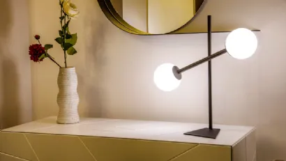 Lampada Meridian da Tavolo in metallo con due bulbi in vetro bianco satinato di Riflessi