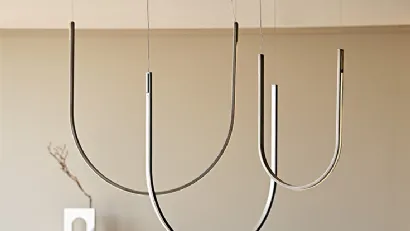 Lampada a sospensione con struttura in acciaio verniciato iron grey satinato e particolari in ottone Nahun di Cattelan Italia