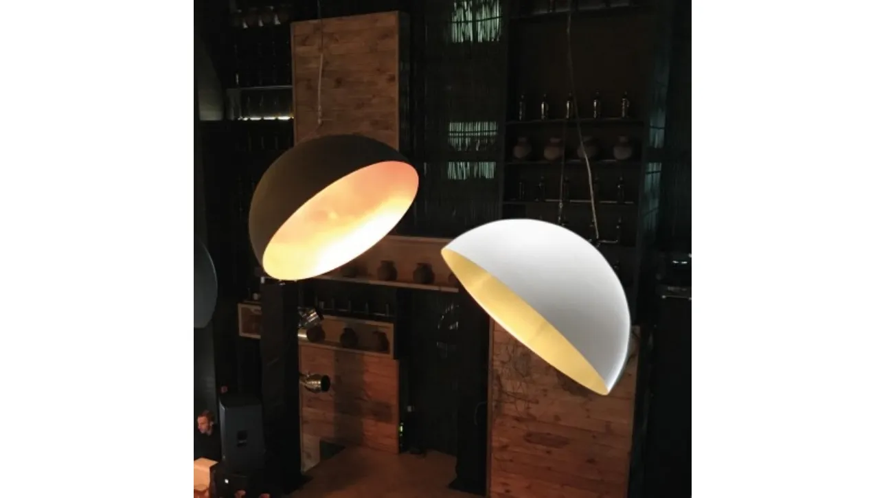 Lampada a sospensione inclinata in metallo verniciato bianco o nero Nemo Degree di Adriani e Rossi