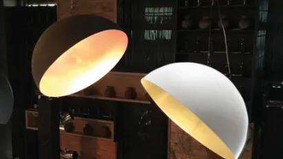 Lampada a sospensione inclinata in metallo verniciato bianco o nero Nemo Degree di Adriani e Rossi