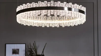 Lampada a sospensione dalla forma tonda in acciaio con elementi in vetro satinato Phoenix di Cattelan Italia
