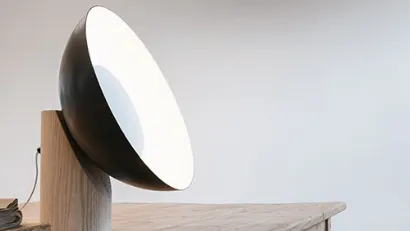 Lampada da tavolo in legno e metallo che rileva la luce e la diffonde ad ampio raggio Radar di Caos Creativo by Rossi&Co