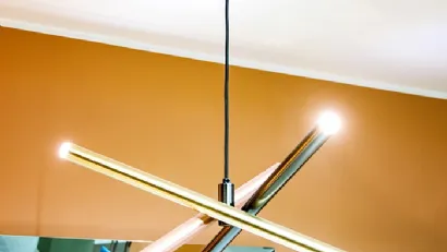 Lampada a sospensione Shangai S6 composta da tre tubolari metallici verniciati con trattamento satinato galvanico di Riflessi