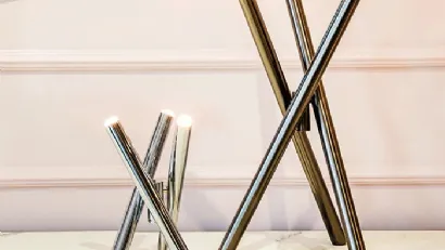 Lampada Shangai T da Tavolo composta da tre tubolari metallici verniciati con trattamento satinato galvanico di Riflessi