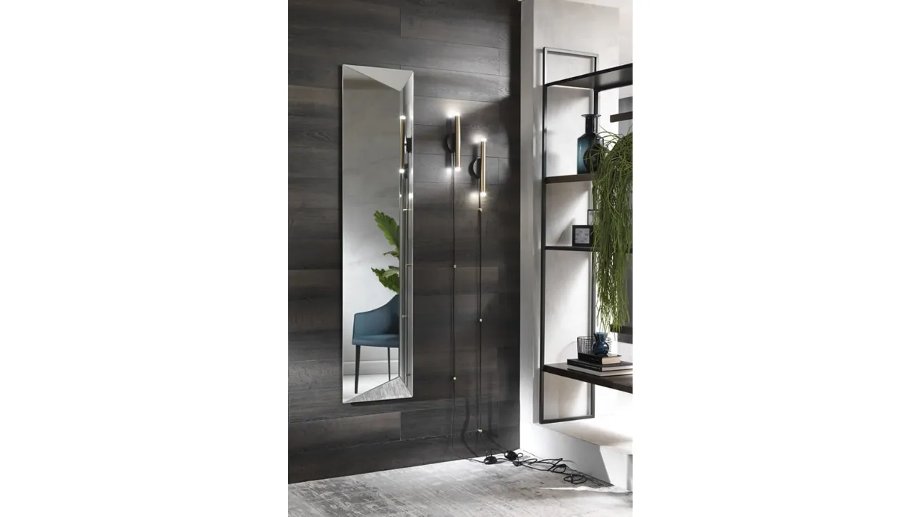 Lampada Stilo Applique formata da un tubolare in metallo verniciato con trattamento satinato galvanico di Riflessi