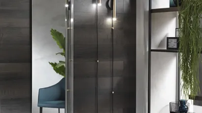 Lampada Stilo Applique formata da un tubolare in metallo verniciato con trattamento satinato galvanico di Riflessi