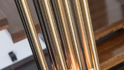 Lampada a sospensione Stilo S12 formata da 12 tubolari in metallo verniciato con trattamento satinato galvanico di Riflessi